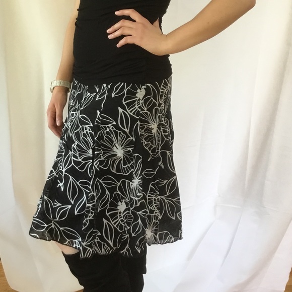 Apt 9 Black & White Floral Skirt Size 6 - Picture 4 of 7